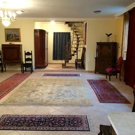 アパート Manor House On The Danube Bend *