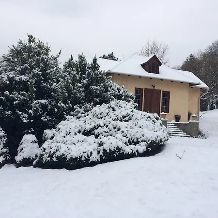 アパート Manor House On The Danube Bend *