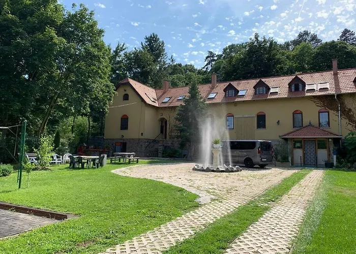 Manor House On The Danube Bend 아파트 *