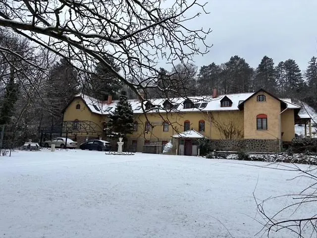 Manor House On The Danube Bend 아파트